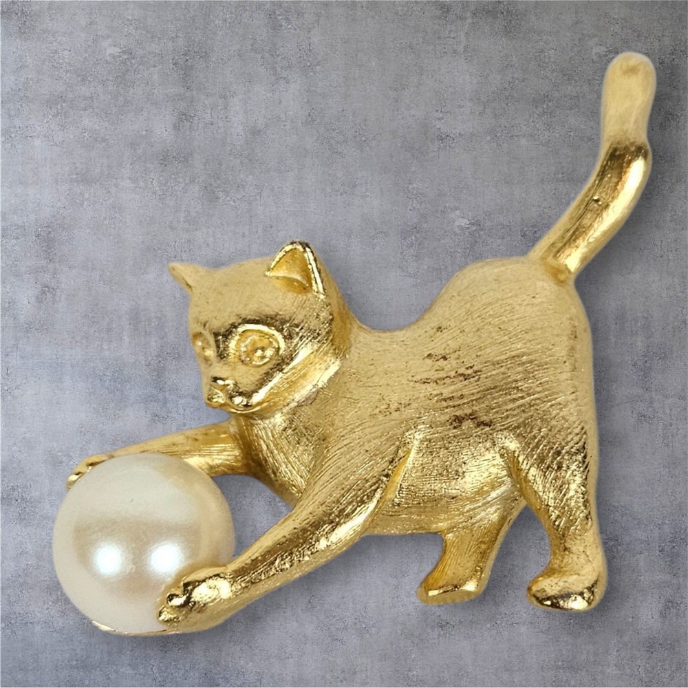 Vintage Gold Tone Cat Kitten‎ Playing w Faux Pearl Ball Brooch Pin Jewelry D113